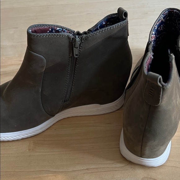 BareTraps Dark Gray Ankle Booties - Picture 3 of 6